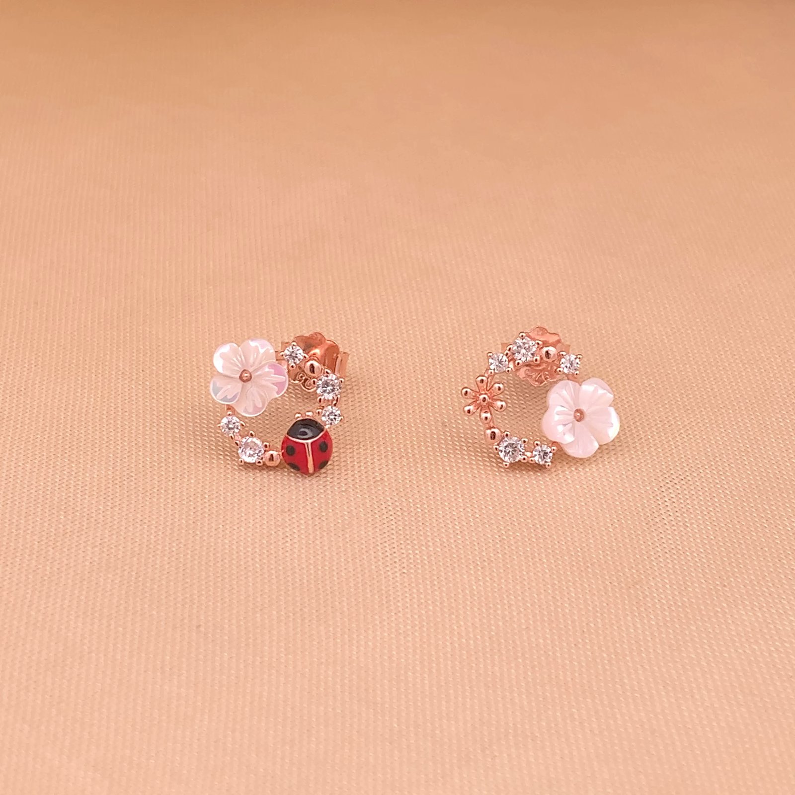 White Flower Ladybug Circle Stud Earrings (Pure Silver) - Rose Gold